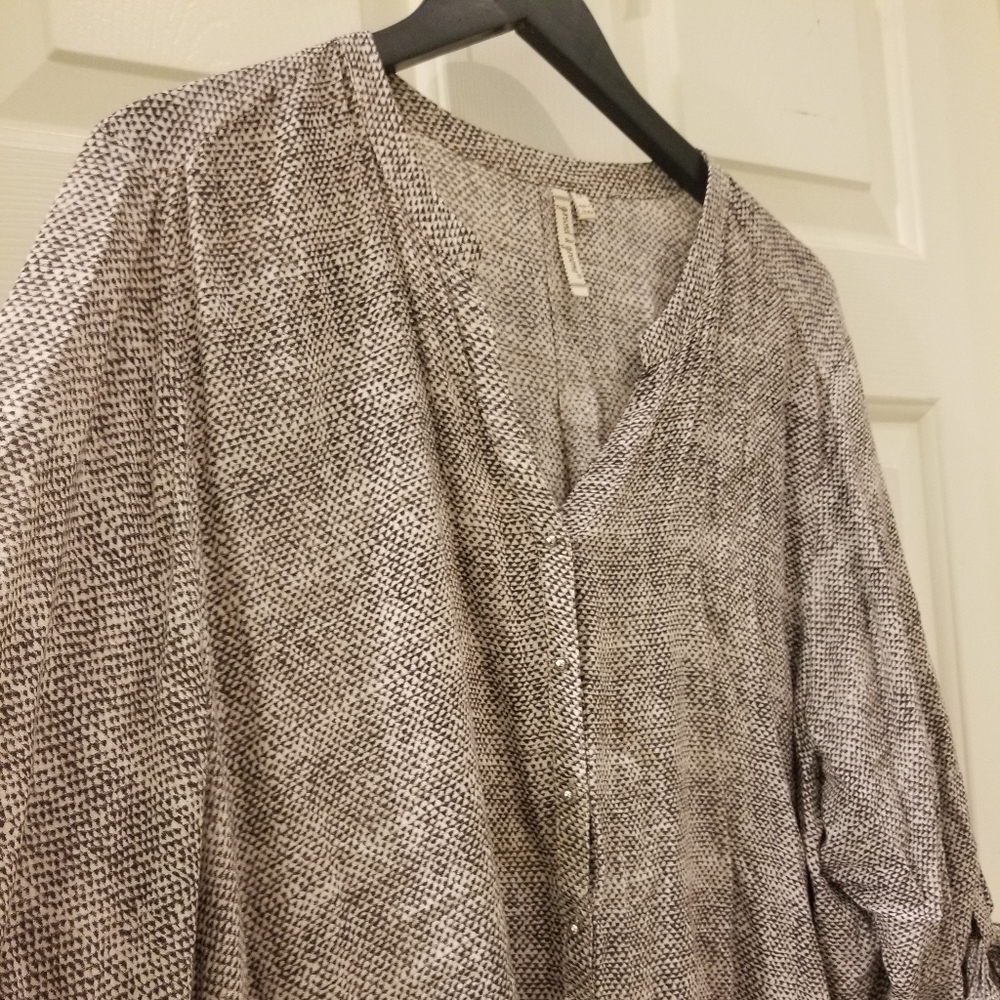 Very light 3/4 button up - Picture 2 of 3
